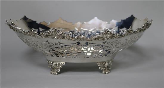 An Edwardian pierced silver oval fruit basket by Mappin & Webb, London, 1905, 17 oz.